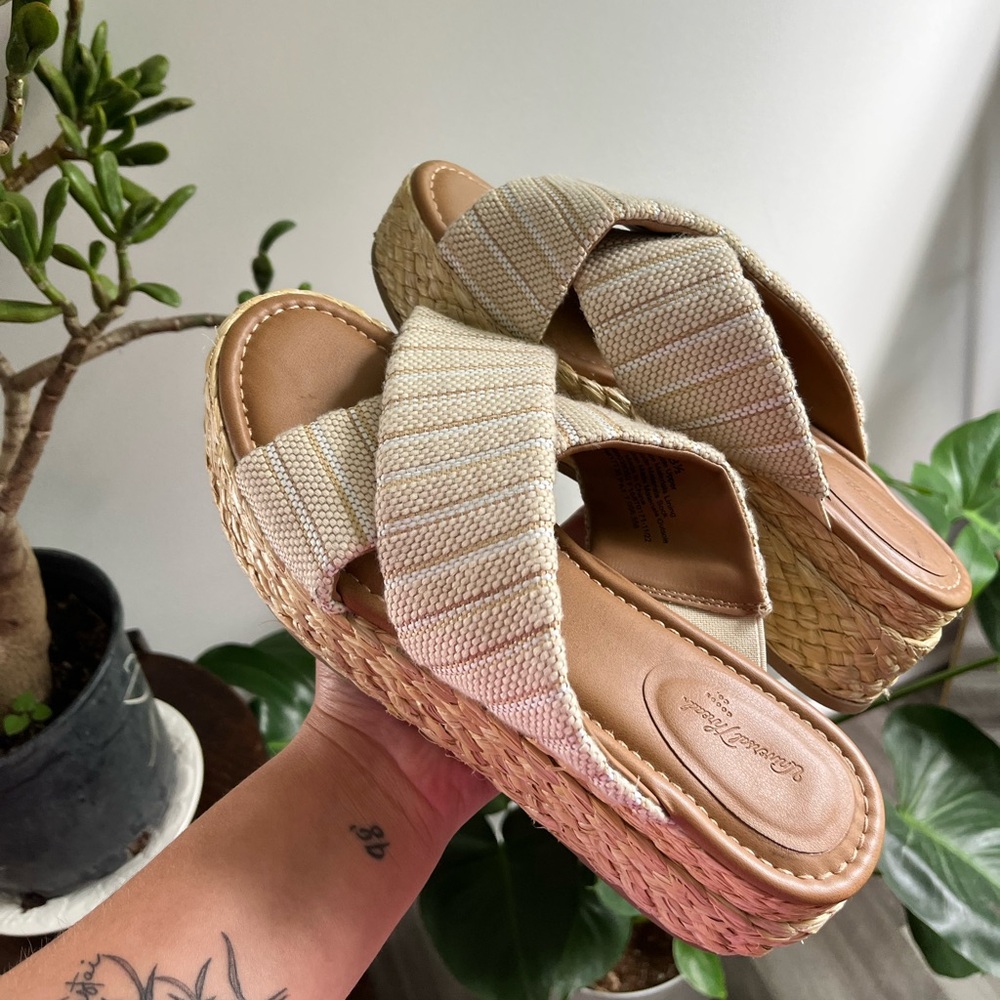 Universal Threads platform sandals - Picture 2 of 4